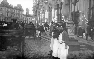 Porteurs et passagers devant la gare Nicholas, Prospekt Nevski, Saint-Pétersbourg, 1913 - Russian Photographer